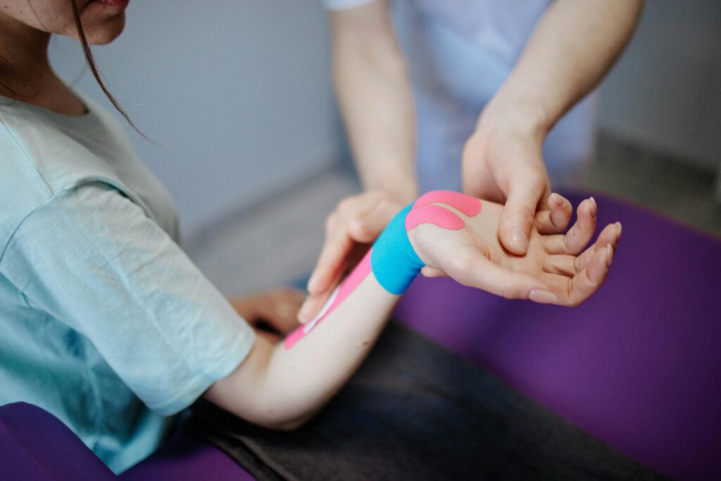 Physiotherapeut behandelt getapte Hand